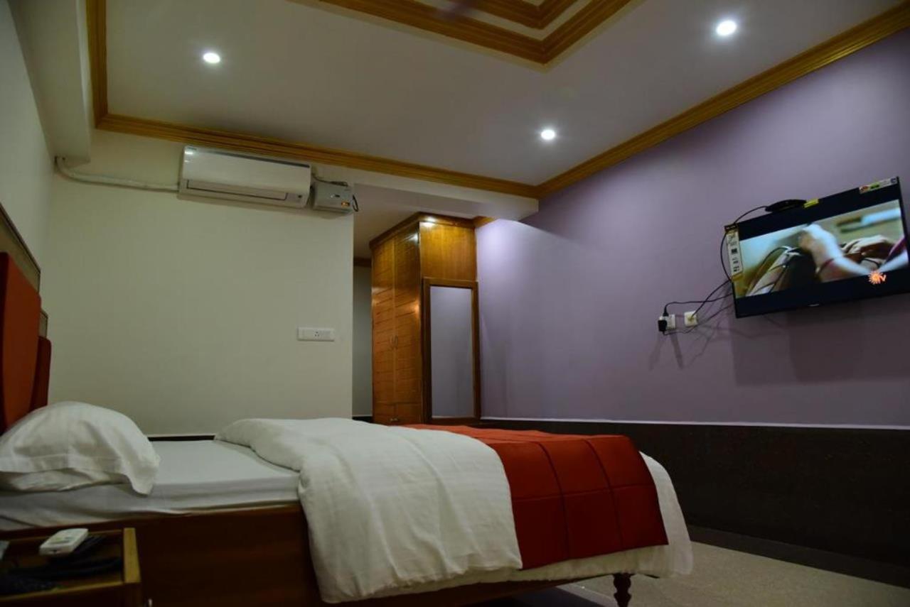 Hotel Chembiyan Pudukkottai Kültér fotó